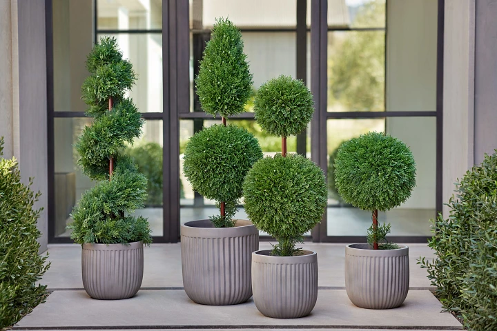 How to Choose Outdoor Artificial Flowers for Your Space?